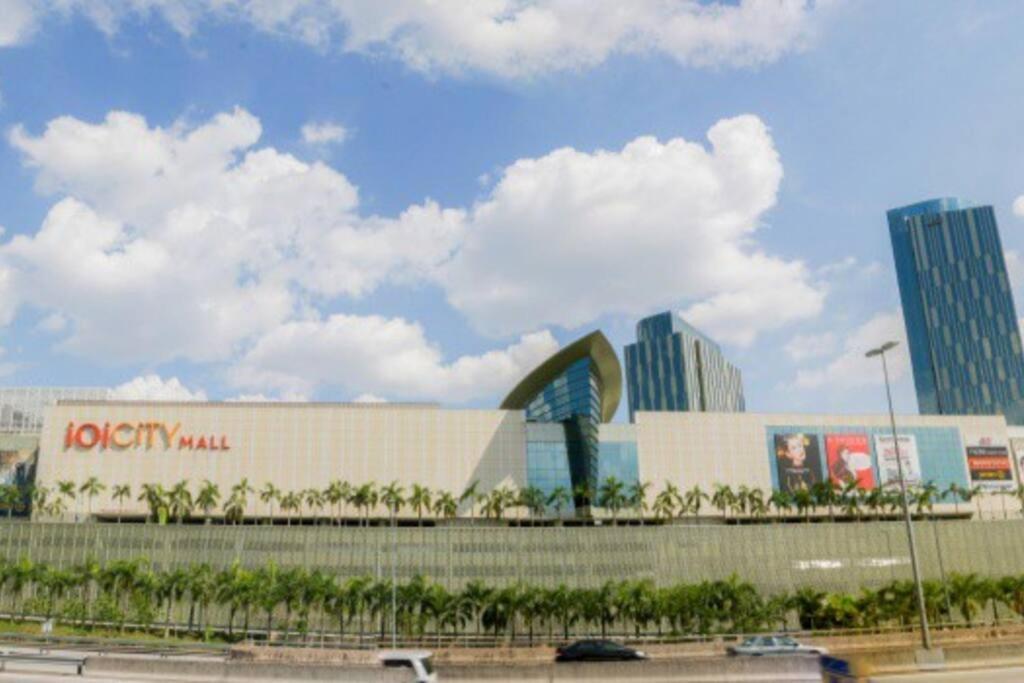 The Icon2 In Ioi Mall Putrajaya, Pool View Pangsapuri *