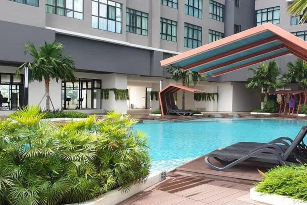 The Icon2 In Ioi Mall Putrajaya, Pool View Pangsapuri